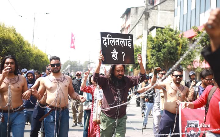 सिराहामा महायज्ञ गर्न दलित बस्तीमा डोजर चलाएको विरुद्धमा काठमाडौमा प्रदर्सन 